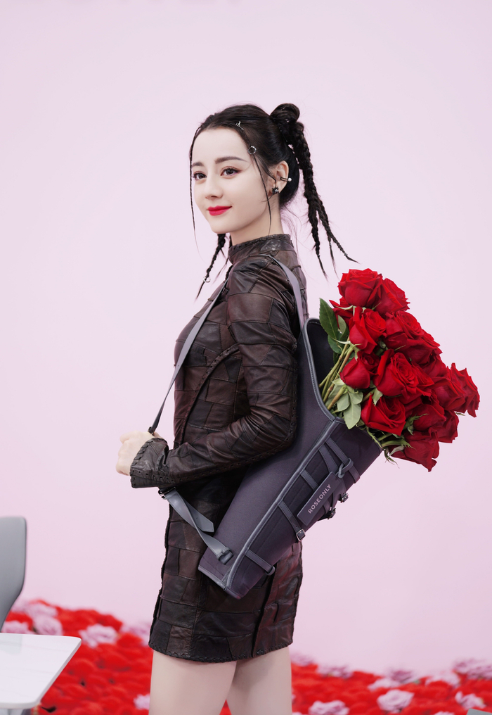 　　“玫瑰骑士”迪丽热巴展示七夕新品鲜花