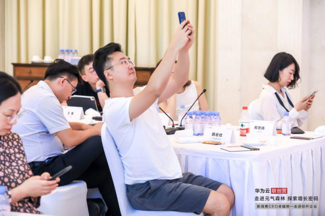 　　图注：新消费CEO卓越班的学员在认真聆听吴春波教授的分享