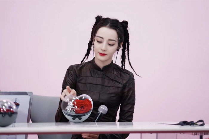 　　“玫瑰骑士”迪丽热巴现场与七夕新品互动