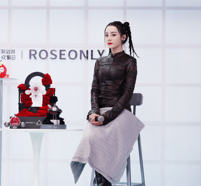 　　ROSEONLY SKULLPANDA 爱•无畏联名系列亮相直播间