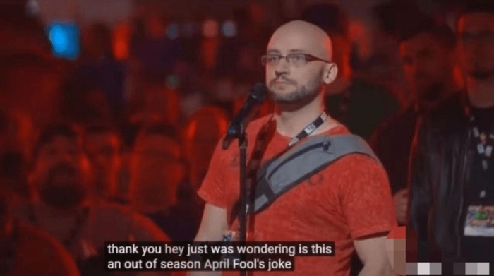 一位玩家在嘉年华上质问暴雪 图片来自：网络  