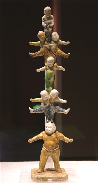     三彩童子叠置技俑。