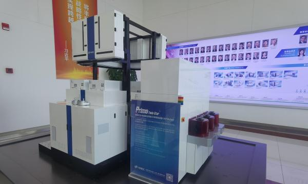 中微半导体的双反应台电感耦合等离子体刻蚀设备。