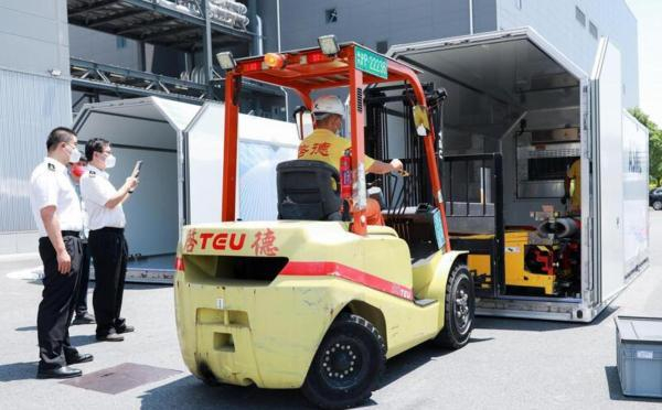 浦东海关现场保障真空包装集成电路设备开箱入厂。