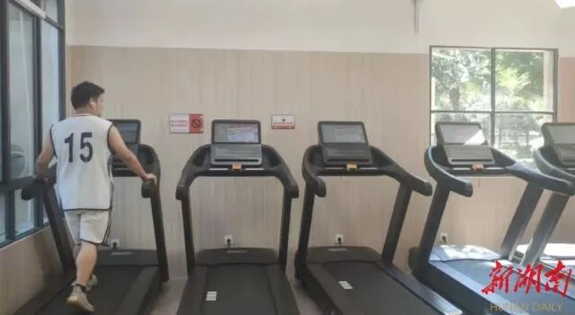 居民在智慧健身中心运动