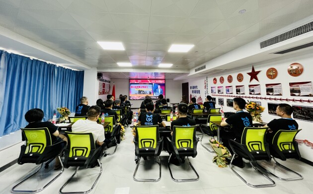 　　与会员工认真听“为何要跨过鸭绿江”网络课程