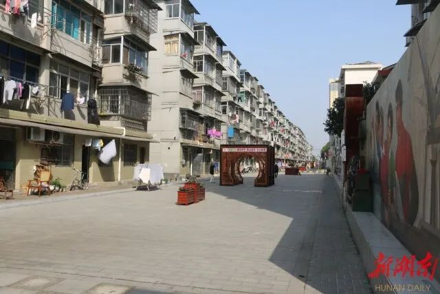 昔日臭水沟变身宽敞的人行道