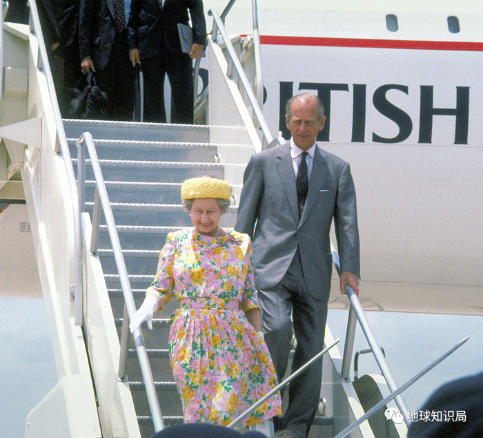 英国女王伊丽莎白二世和菲利普亲王步下协和飞机（图：wiki）