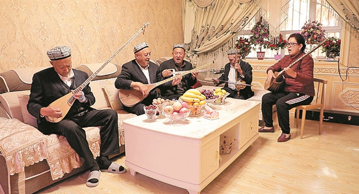     7月27日，布拉丁家族成员在室内弹唱歌曲。    胡丹  摄