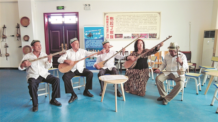     7月27日，布拉丁家族工作室成员在弹奏乐曲。常金国  摄