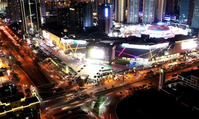 华灯初上，市区坚基购物中心人流、车流集聚，形成漂亮的光轨。