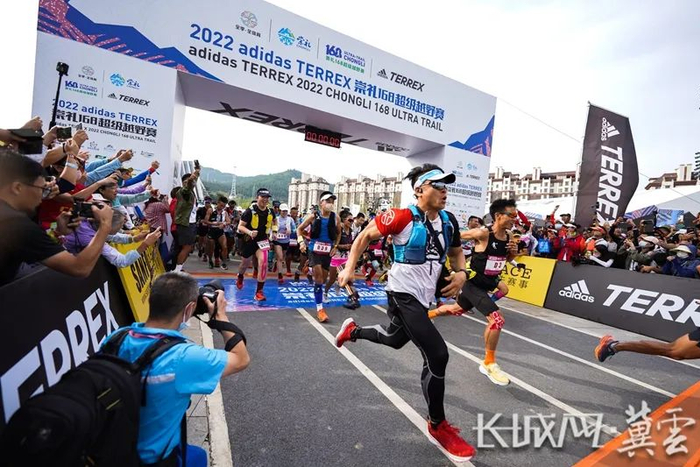 7月22日，2022崇礼168超级越野赛DTC100公里组激情开跑。崇礼区宣传部 供图