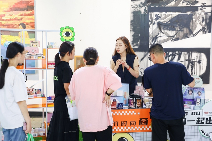 　　天猫彩瞳品类日邀请大学生参与科学佩戴活动