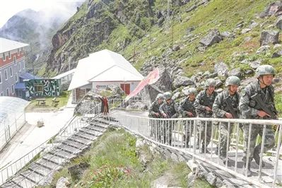 王岩岩目送哨所官兵去巡逻。张照杰摄