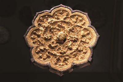     金背瑞兽葡萄镜。