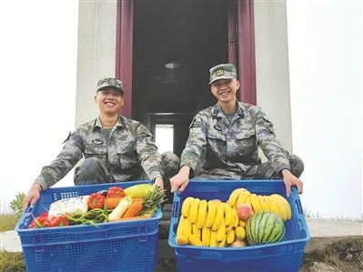 无名湖哨所士兵展示配发的新鲜果蔬。余华成摄