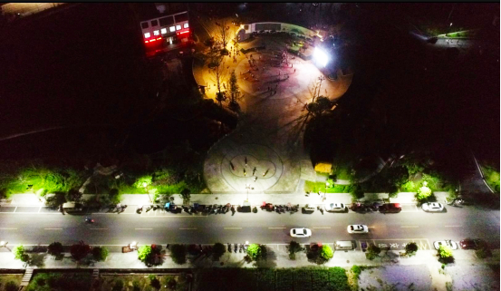 九屋镇的爱莲广场夜景（汪蓉/摄）