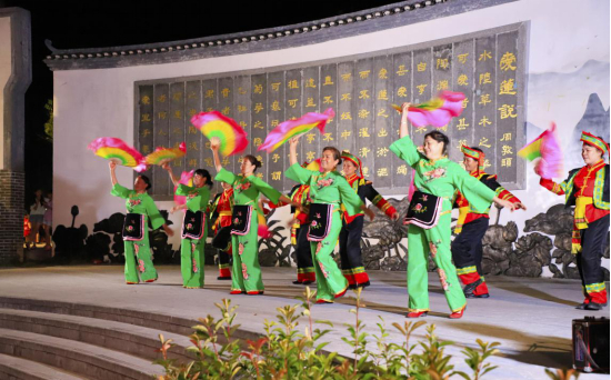 图为九屋镇爱莲广场的广场舞表演现场（汪蓉/摄）