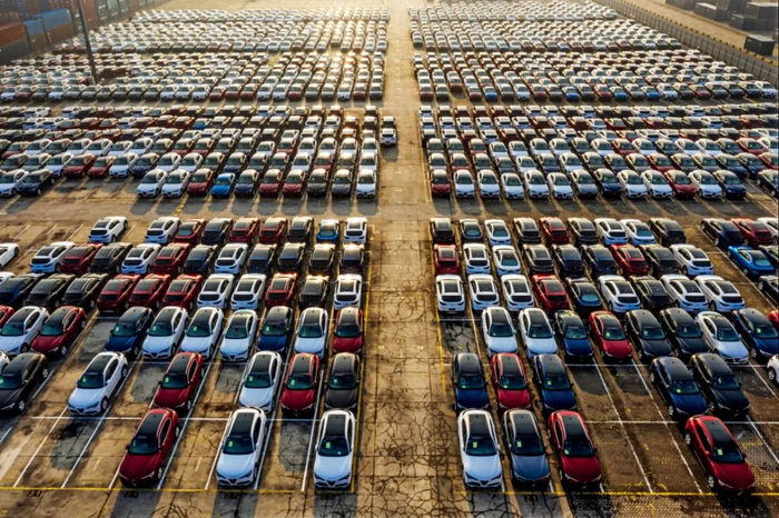 （资料图片）上海的一处港口，等待出口的汽车。