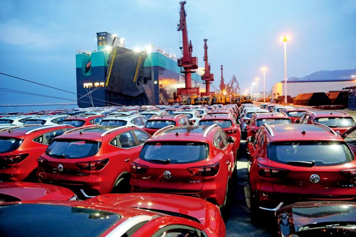 2020年7月13日，一艘远洋滚装轮在江苏连云港泊位，装载出口英国的汽车。