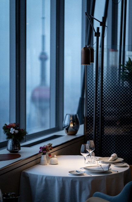 莱美露滋（上海中心店）为七夕专门调整了店内环境，受访者供图