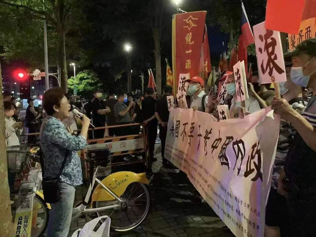 2日晚，纪欣（左）在君悦酒店对面发表演讲，反对佩洛西窜访台湾。受访者供图