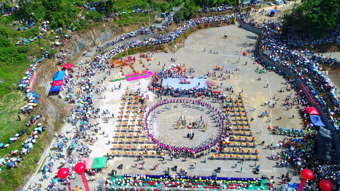 苗族赶秋节的壮观场面。石维刚/摄