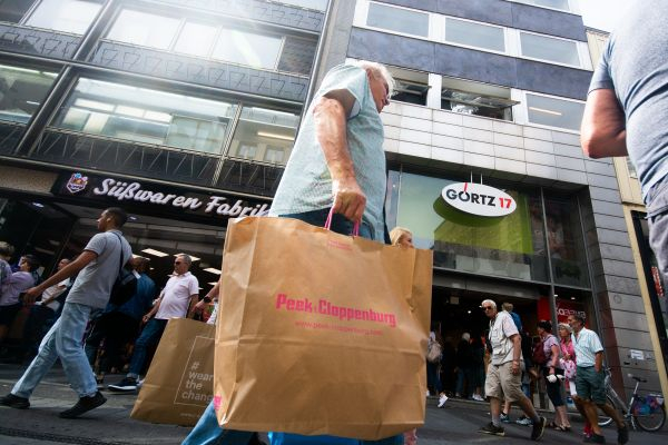 7月28日，提着购物袋的消费者走在德国科隆街头。