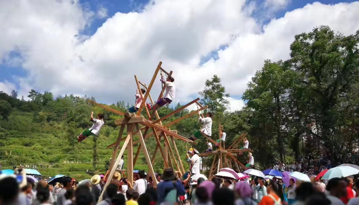 乡民们在玩八人秋。石维刚/摄