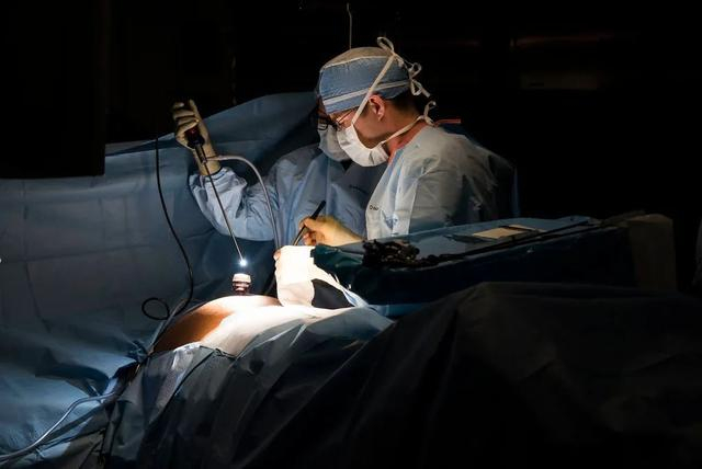 腹腔镜手术。图片来源：SurfaceWarriors,CC BY-SA 2.0.