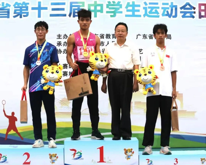 男子甲组100米颁奖仪式。韶关日报全媒体记者 陈宇明 摄
