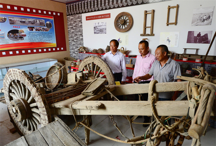 河间市西文庄村民俗博物馆的木轮马车。 新华社记者朱旭东摄