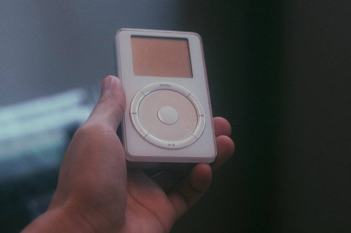 乔布斯于2001年发布音乐播放器iPod，2022年5月10日全系列iPod均已宣告停产 图片来自：unsplash