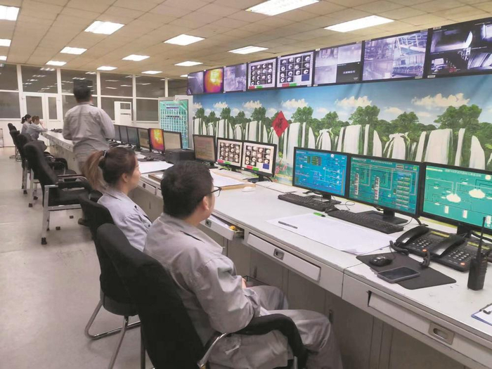 职工们在认真监控高炉运行情况