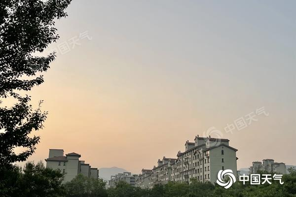 今晨，阳光向大地散发着热气。（图：中国天气网王晓）
