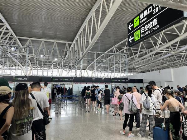 机场内人山人海。受访者供图
