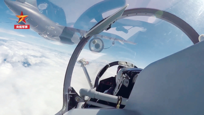 解放军战机进行空中加油。 东部战区发布的视频截屏
