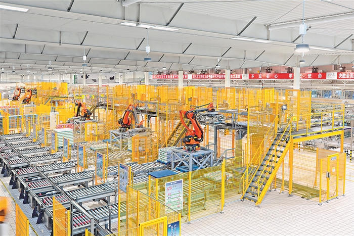 伊利集团工厂采用的智能化码垛机械手。