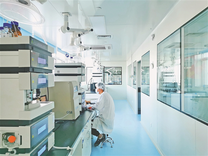 大庆伊利工厂化验室。本报记者 董盈摄