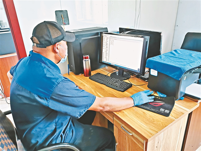 伊利合作伙伴众晔牧场负责人于守龙演示伊利智慧牧场大数据分析应用平台。本报记者 董盈摄