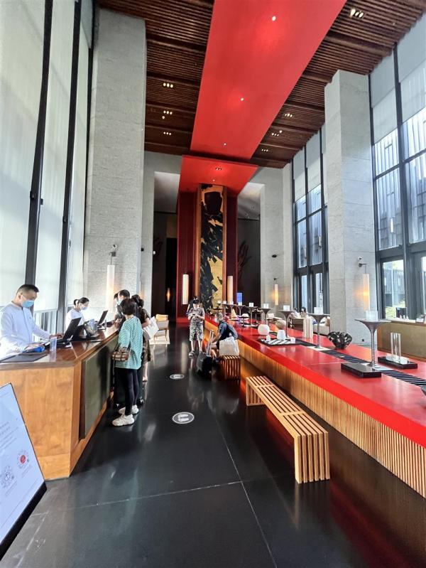 酒店大堂退房的人。受访者供图