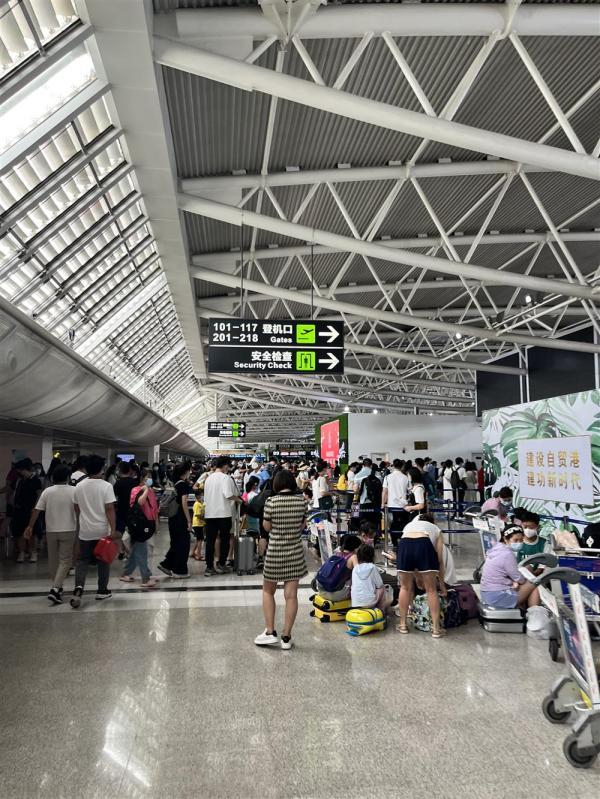 机场内等待的人群。受访者供图