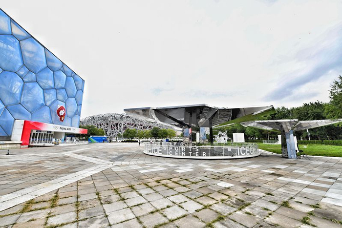 冰上运动中心位于国家游泳中心南广场地下11米，入口在国家游泳中心南广场地面的伞形结构处。新京报记者 陶冉 摄