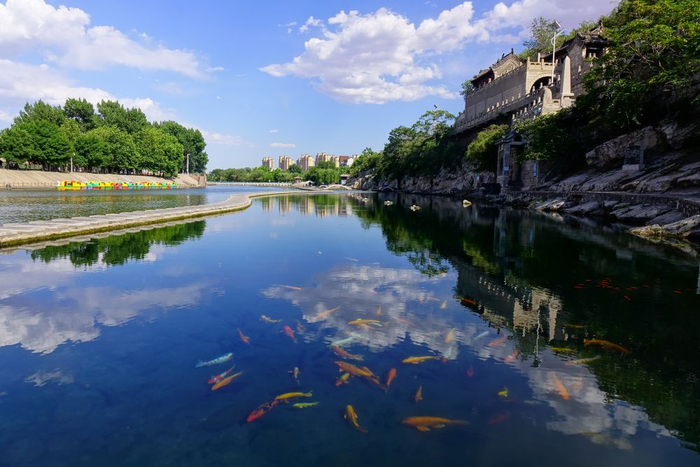 滏阳河发源地水天相映。（受访者供图）