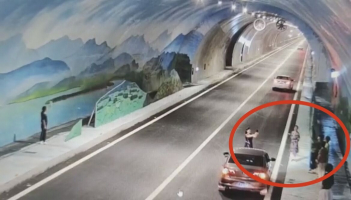 部分驾驶员不顾危险停车拍照打卡。警方供图