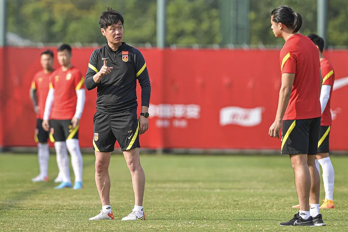 中国男足主帅李霄鹏（左）。图/视觉中国