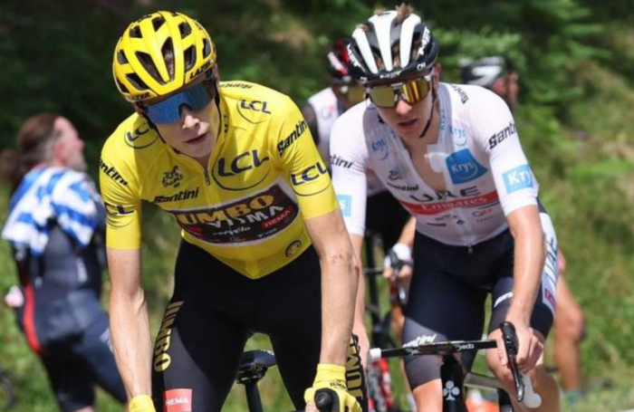 ·身着黄衣的温格高与身着白衣的波加查在比赛中。