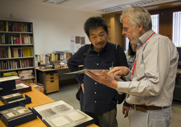 本书作者孙志军（左）在大英图书馆国际敦煌项目办公室查看斯坦因的摄影档案 樊雪崧 摄