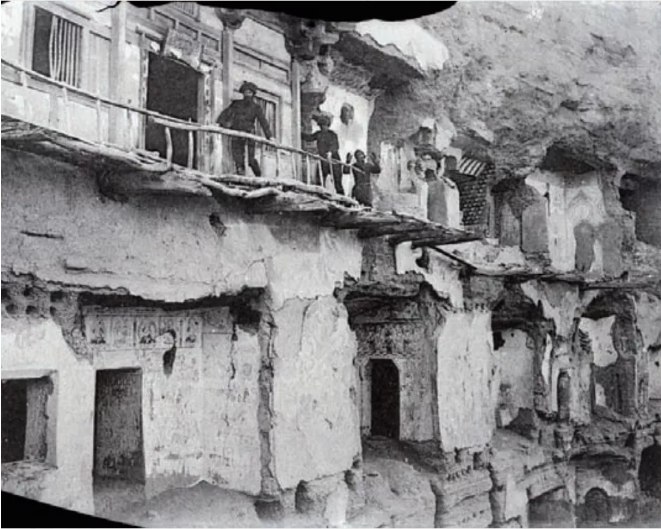 1908年拍摄的莫高窟，可以看出墙体损坏严重。图 | 《世纪敦煌》