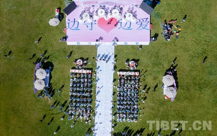 图为8月5日，“边守·边爱”集体婚礼现场 摄影：蒋美灵